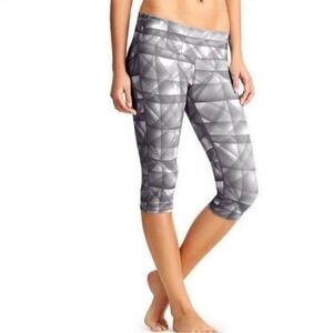 ATHLETA Flint Gray Diamond Chaturanga Printed Crop Leggings Size M